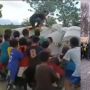 Viral Polisi Gelar Simulasi Pengamanan Demo, Bocah Kaos Hitam Endingnya Menjiwai Banget