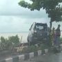Toyota Rush Nyaris Tercebur Laut Setelah Ditabrak Truk di Jalan Pantura Tuban