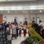 Momen Tarik Bunga Pernikahan Berujung Insiden Heboh, Pengantin Ikut Jatuh dari Pelaminan