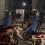 Santai Banget, Lelaki Jadikan Tiang Rambu Lalu Lintas Pinggir Jalan Sebagai Penyangga Hammock, "Makassar Memang Beda"