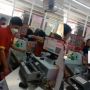 Heboh! Emak-emak  Beli Minyak Goreng Sampai Jatuhkan Monitor Kasir