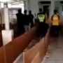Viral Penampakan Shaf Masjid Dibatasi Kardus untuk Hindari Covid-19, Netizen: Mirip Lintasan Tamiya