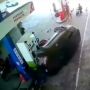 Detik-detik Mobil Tabrak Motor hingga Terguling di SPBU, Warganet: Positif Aja Mungkin Tutup Bensinnya di Bawah!