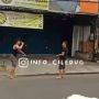 Viral 2 Pria Cekcok Bawa Sajam di Pinggir Jalan di Ciledug Tangerang, Diduga Gegara Rumah Ortu Dibakar