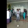 Viral Video Seorang Jemaah Berbeda Kiblat Saat Salat di Masjid Sagulung