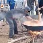 Masak Sambil Debus, Pria Ini Santai Banget Masukkan Tangan ke Wajan Panas demi Aduk Bumbu, Publik: Serasa Kungfu Hustle