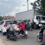 Diduga Supir Mengantuk, Tronton Bermuatan Air Mineral Tabrak Truk di Jalan Raya Sukabumi