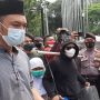 Geruduk Kantor Anies Bawa Jerigen Kosong, Puluhan Warga dari 3 Kampung Minta Layanan Air Bersih