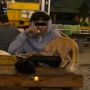 Viral Cowok Santai Berbagi Makanan Sepiring dengan Kucing Liar, Warganet Justru Ributkan Hal Ini