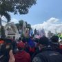 Tolak Permenaker soal JHT Cair Usia 56 Tahun, Buruh Geruduk Gedung DPRD Bandung Barat