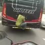 Bak Punya Sembilan Nyawa, Pria Ini Nekat Gelantungan di Bagian Belakang Bus, Warganet: Cita-citanya Jadi Spider-Man