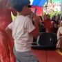 Asyik Nyanyi Dangdut di Panggung, Bocah Ini Tak Malu Joget Heboh Sampai Penonton Malu Sendiri, Warganet Miris: GWS!