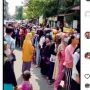 Viral Antrean Warga Baturaja Mengular Berburu Minyak Goreng Murah di Pasar Atas, Warganet: Sedih Ya