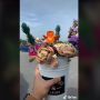 Totalitas! Pria Ini Bikin Buket Bunga dari Ratusan Keping Lego untuk Pacar saat Wisuda