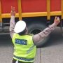 Viral! Nikmati Musik Dangdut, Polisi Lalu Lintas Ini Asyik Berjoget, Warganet: Daripada Bikin Gaduh Kaya Pejabat Negara