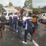 Sejumlah Warga Tendang hingga Lempar Traffic Cone ke Kaca Mobil Petugas saat Aksi Demo Tolak Undang Undang ODOL