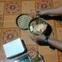 Bapak-bapak Unboxing Isi Berkat Tahlilan, Benda di Besek Bikin Salfok: Itu Beneran?