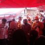 Mensos Risma Sambangi Anak-anak Korban Gempa Pasaman Barat di Tenda Pengungsian