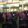 Padahal Belum Buka, Emak-emak Antre Panjang di Depan Minimarket, Berbaris Rapi Pagi Hari Demi Beli Minyak Goreng
