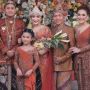 11 Potret Keluarga Ayu Ting Ting di Resepsi Kedua Syifa, Cetar Abis!