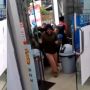 Minimarket Baru Dibuka, Warga Langsung Berlarian Masuk dan Serbu Rak Minyak Goreng