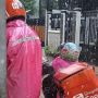Viral Ojol Wanita Bawa Anaknya Ikut Kerja, Hujan-hujan Bareng Pakai Mantel Kembaran Bikin Publik Ikut Terenyuh