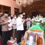 Jokowi Didampingi Gibran dan Kaesang Ikuti Prosesi Pemakaman sang Paman