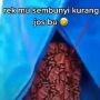 Kocak! Emak-emak Ini Sembunyi Pakai Terpal saat Didatangi Penagih Utang