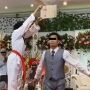 Berani Beda! Pengantin Pria Atraksi Pecahkan Kayu di Hari Pernikahan, Ending Nyungsep Tuai Tawa Warganet
