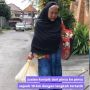 Kisah Haru Nenek Jualan Keripik karena Suami Sakit Stroke
