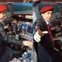 Aksi Lord Rangga Eks Sunda Empire Duduk di Kursi Pilot, Mengaku Hendak Terbang ke Rusia Demi Bela Bumi