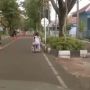 Viral Cewek Ditertawakan Kendarai Koper di Jalanan, Warganet: Tesla Nangis Lihat Ini