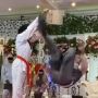 Edan! Di Hari Pernikahan, Pengantin Pria Atraksi Pecahkan Kayu, Lihat Endingnya