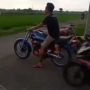 Viral Cowok Geber-geber Motor di Sawah, Auto Melempem Dijewer Anggota TNI