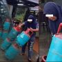 Viral! Seorang Emak-emak Angkat 4 Tabung Sendiri Tanpa Bantuan, Aksinya Tuai Decak Kagum Warganet