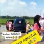 Viral Mobil Masuk Sawah, Rombongan Emak-emak Langsung Keluar Cincing Daster Selamatkan Diri