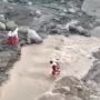 Jembatan Jebol Akibat Lahar Semeru, Anak-Anak Harus Digendong Seberangi Sungai untuk Sekolah