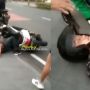 Kocak! Diduga Mabuk, Pemotor Ini Tidur di Pinggir Jalan, Lengkap Masih Pake Helm