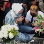 Mengharukan, Linangan Air Mata Angelina Sondakh di Depan Pusaran Makam Adjie Massaid