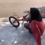 Viral Nenek-nenek Jatuh Lemas saat Naik Sepeda: 'Lemas Bestie Ditinggal Pergi Sama Ayang'