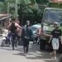 Nahas! Sopir Truk Dibanting Lalu Diinjak Pria Berbadan Besar Di Lampu Merah Cibubur