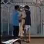 Bak FTV, Dua Pria Saling Tarik Menarik Satu Perempuan di Pinggir Jalan, Warganet: Memang Cinta Tak Selamanya Indah