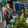Kunjungi Sumenep, Ketua DPR Puan Maharani Dibonceng Gubernur Khofifah Naik Motor Listrik Borong Pisang di Pulau Giliyang