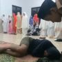 Salat Hampir Mulai, Pemuda Ini Masih Tertidur Pulas Dilihat Jemaah Lain: Malunya Seumur Hidup