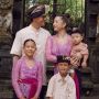 6 Potret Jennifer dan Irfan Bachdim Photoshoot Pakai Baju Adat Bali, Keluarga Idaman!