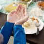 Hukum Membaca Doa Buka Puasa Serta Adab Berbuka yang Dianjurkan