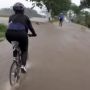 Perempuan Ini Nekat Gowes Melintasi Kawasan Banjir Tuai Perdebatan Warganet