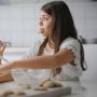 4 Cara Ampuh Mengatasi Stress Eating, Keinginan Makan Berlebihan Ketika Stres