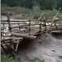 Detik-detik Jembatan Darurat Penghubung Desa Semumu-Gesang Lumajang Terseret Arus Banjir