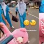 Cewek Lempar Boneka Pemberian Seorang Cowok ke Jalan, Waganet: Dia Menyesal